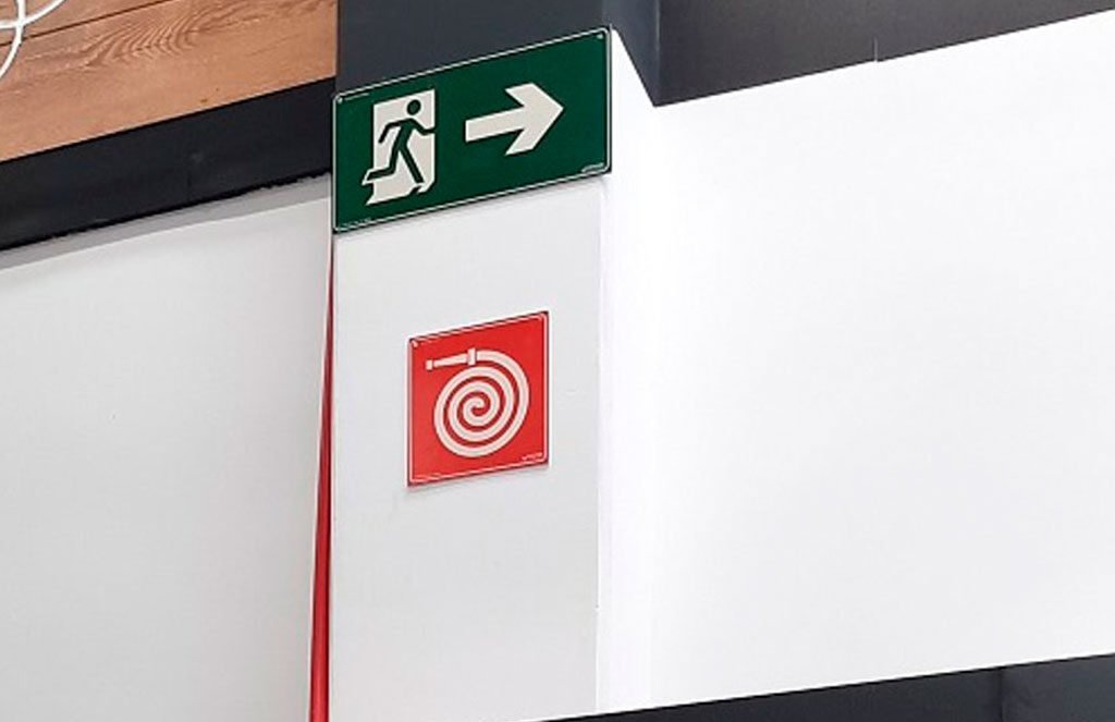 placa de sinalização s2 na parede triamom