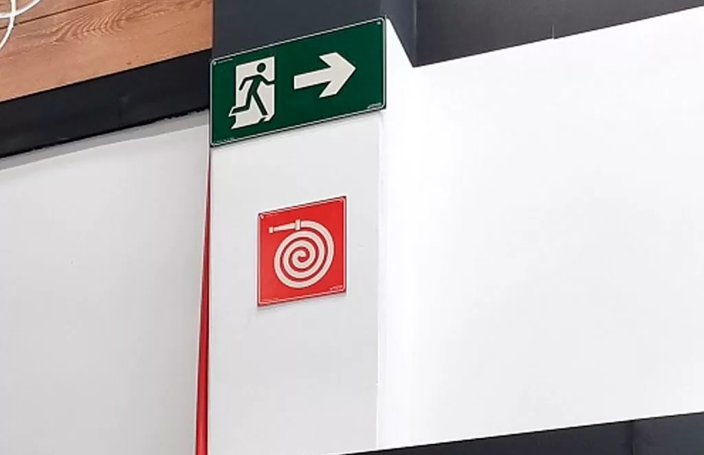 placa de sinalização s2 na parede triamom